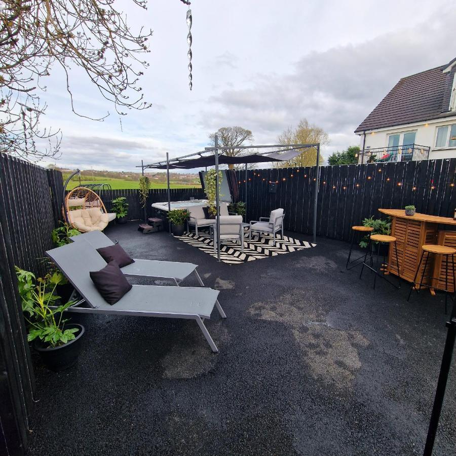 New Amazing The Black Wolf Suite The Grumpy Schnauzer B&B Airdrie Exterior photo